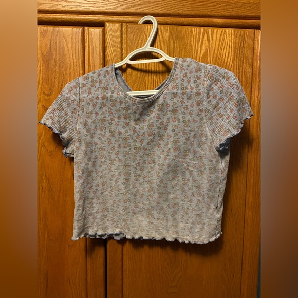 Blue floral crop top. Size: women’s medium. Brand: American Eagle. - Picture 1 of 3